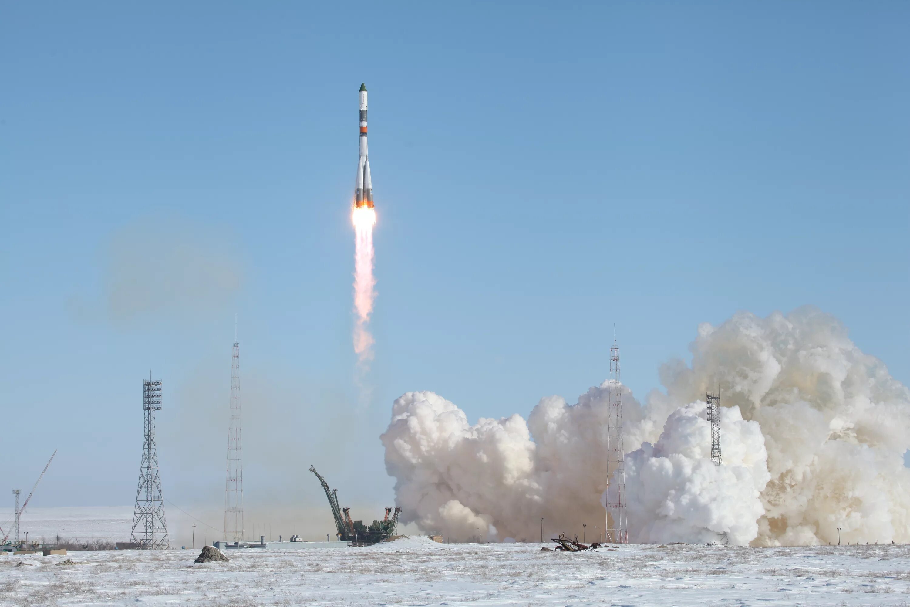 Байконур космодром взлет ракеты. Старт ракеты с Байконура. Взлет космического корабля на Байконуре. Ракета носитель Союз ТМА.