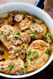 Курица с лесными грибами на сковороде