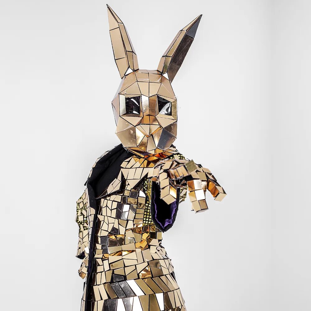 Зеркальный костюм. Костюм из зеркал. Костюм из зеркал. Космический костюм. Зеркальные костюмы шоу.