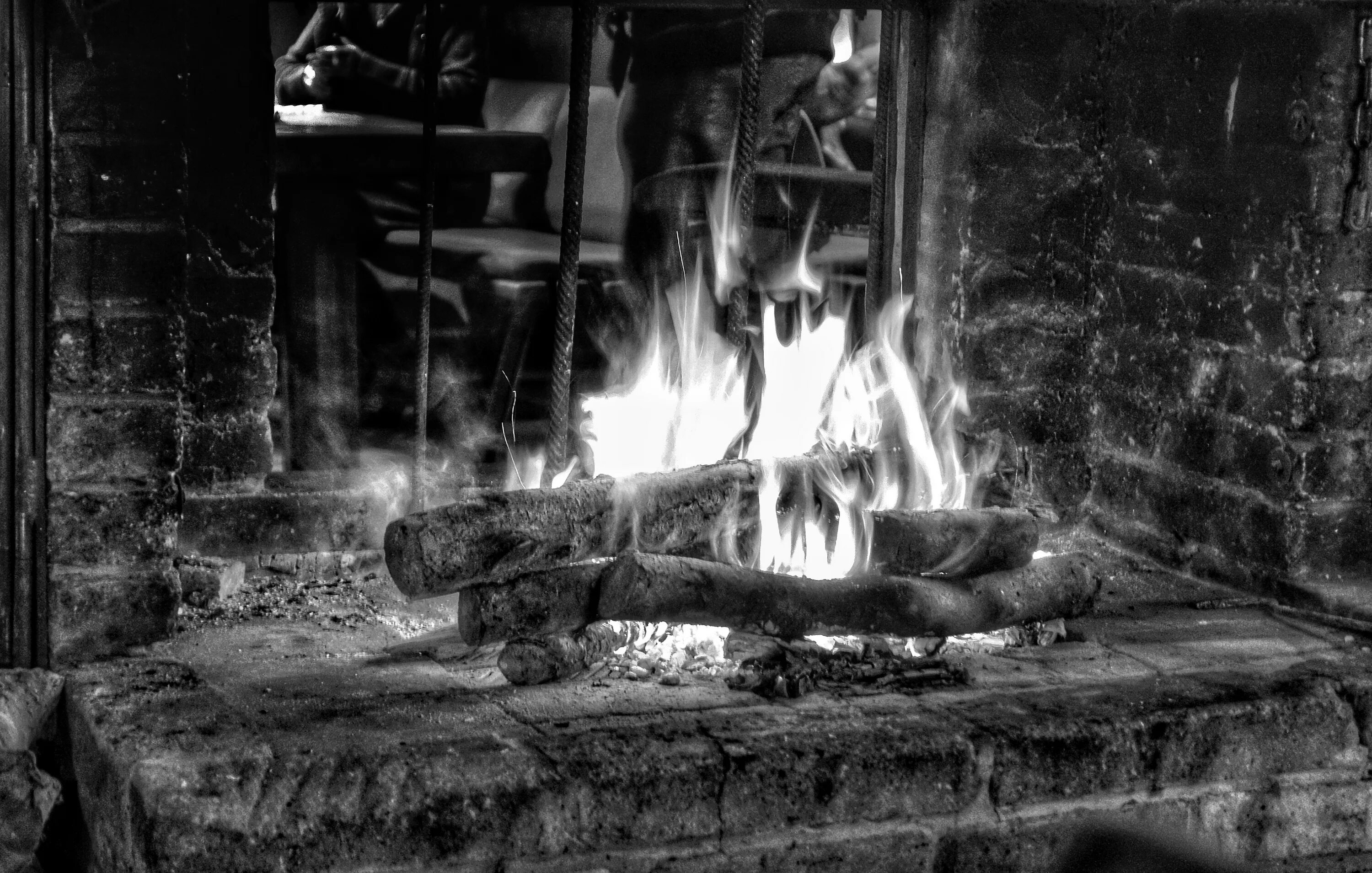 Пылающая комната. Огонь в камине. Горящие камины. Камин чб. Огонь черно белый.