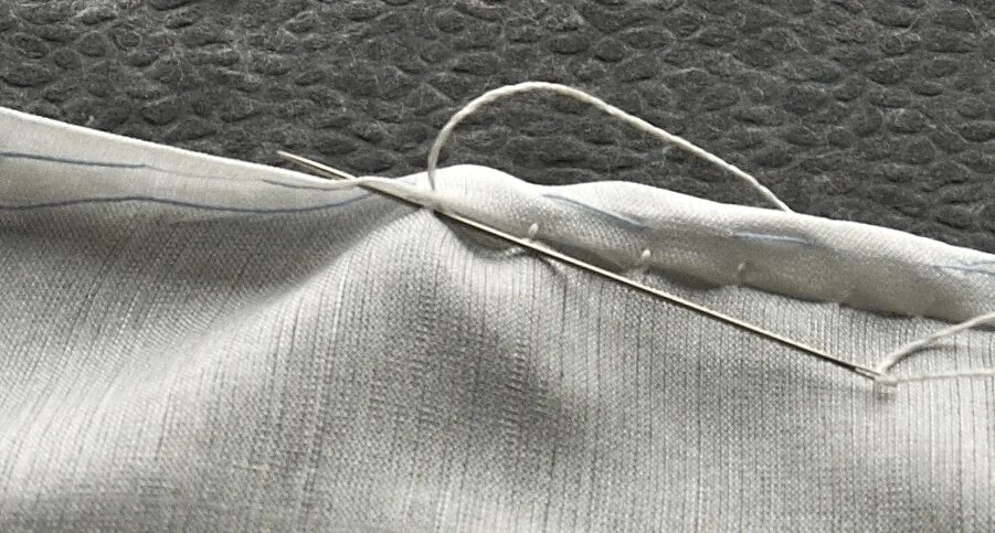 Потайной подшивочный шов вручную. Шов для подшивания брюк вручную невидимый. Потайной невидимый шов. Невидимый шов для сшивания ткани.