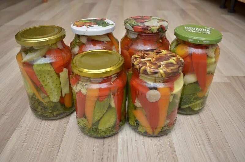 Холодные закуски. Овощное ассорти заготовки на зиму. Овощной салат на зиму. Закрутка овощей ассорти на зиму. Ассорти на зиму из овощей.