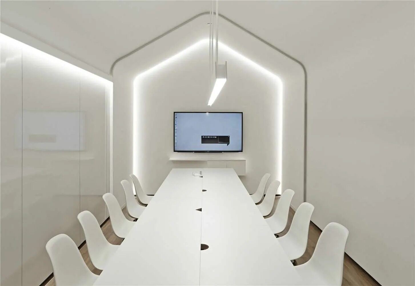 Ключ от комнаты переговоров. Дизайнерские решения для офиса. Переговорная комната. Интерьер переговорной комнаты. Переговорная в офисе.