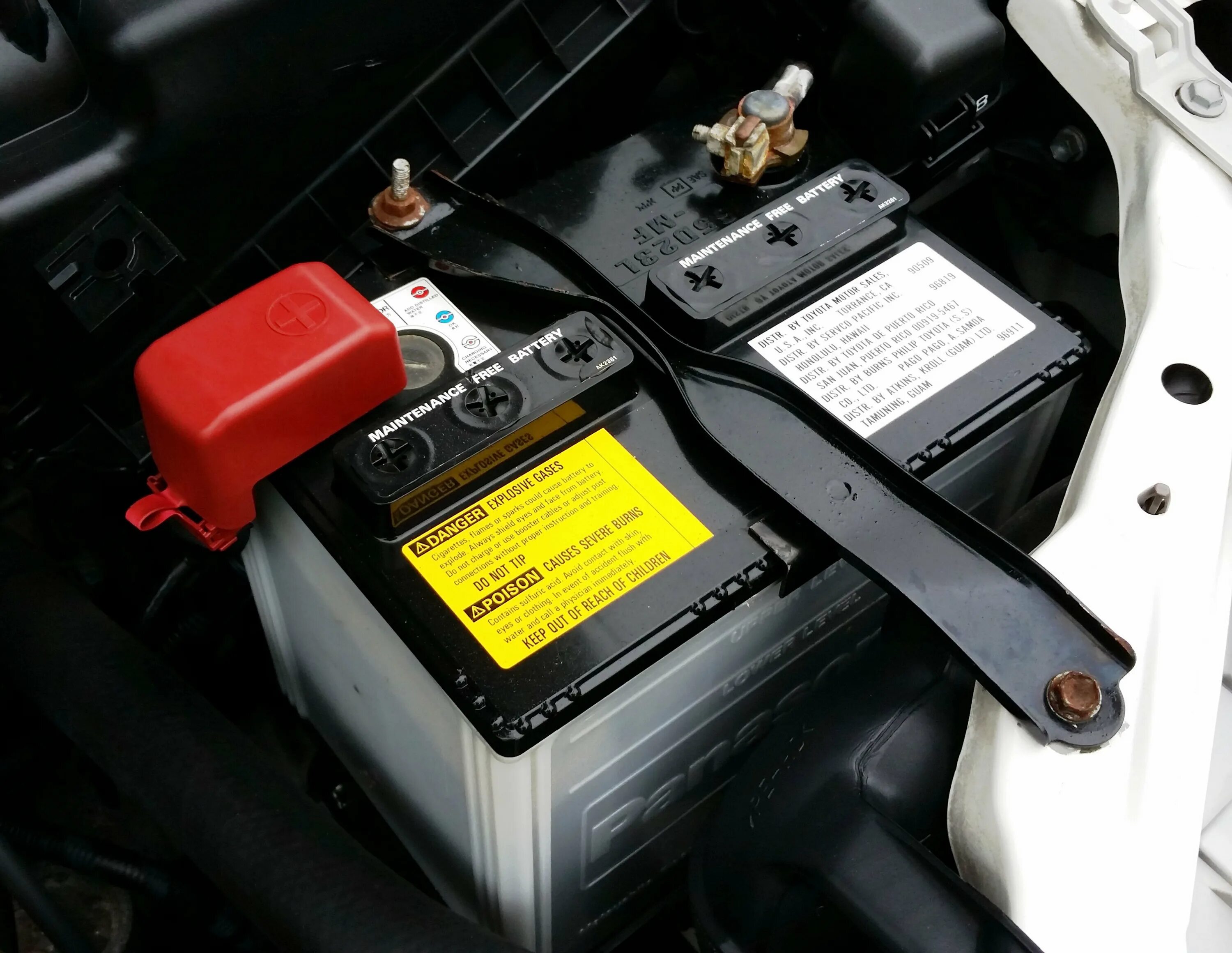 Install battery. 335lno-MF аккумулятор. Автомобильный аккумулятор в машине. АКБ для автомобиля. Аккумуляторная батарея авто.