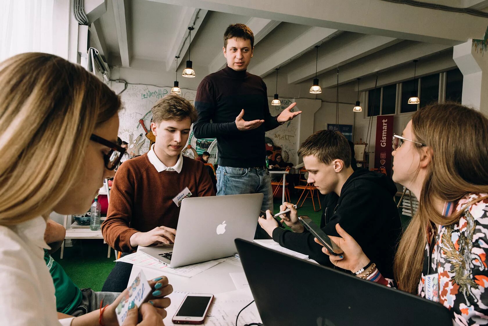 Students windows. Современный ученик. Современные школьники. Современная молодежь. Современные старшеклассники.