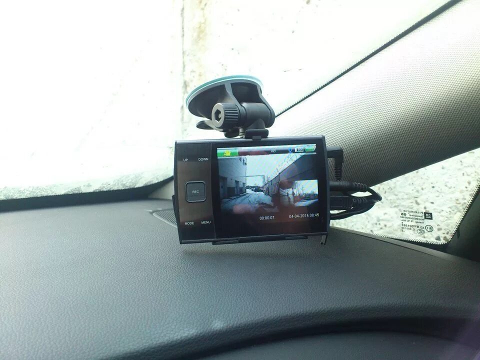 Видеорегистратор сам включается. Видеорегистратор iconbit dvr q2. сломанный видеорегистратор. выключается съемка видеорегистратора. видеорегистратор в автомобиле не включается.