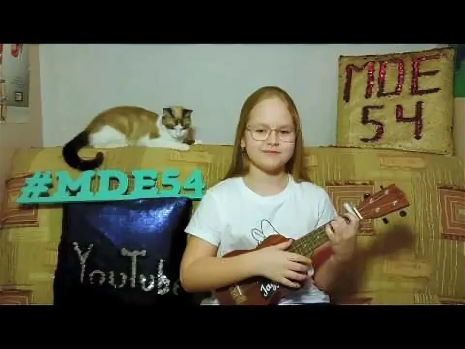 Маша укулеле. Маша на укулеле полматери. Маша цой. Блондинка которая поет каверы на укулеле. Маша цой.