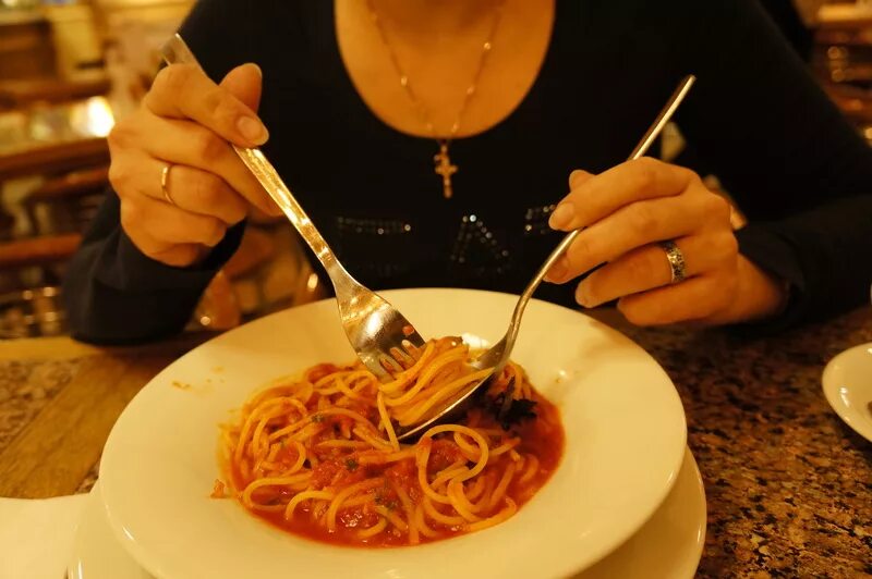 В какой руке фишка. Спагетти вилка и ложка. Паста с ложкой и вилкой. Спагетти по этикету. Спагетти едят вилкой и ложкой.