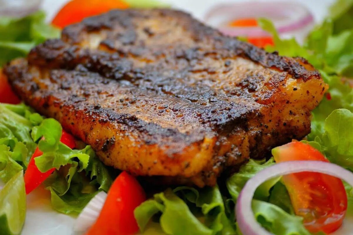 Свинина тандури. Говяжий антрекот на гриле. Свиные стейки рибай. Стейк из свинины на сковороде. Свинина на сковороде.