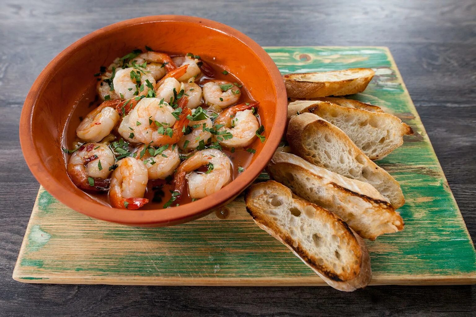 Салат с раковыми шейками и с креветками. Креветки скампи. Жареные креветки. Жареные креветки на сковороде с чесноком. Скампи креветка в духовке.