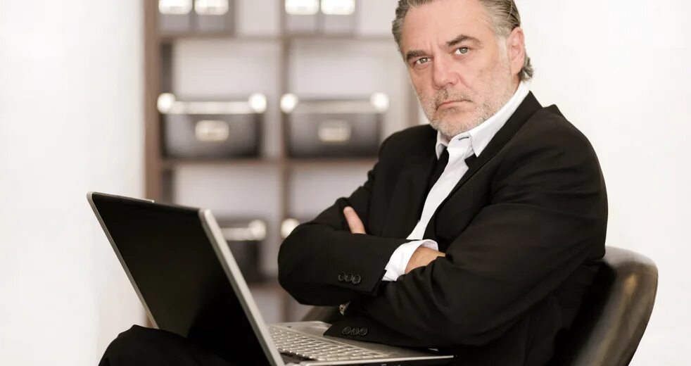 Менеджер мужчина. Старый менеджер. Старый менеджер. Мужчина за столом. Молодой человек в офисе.