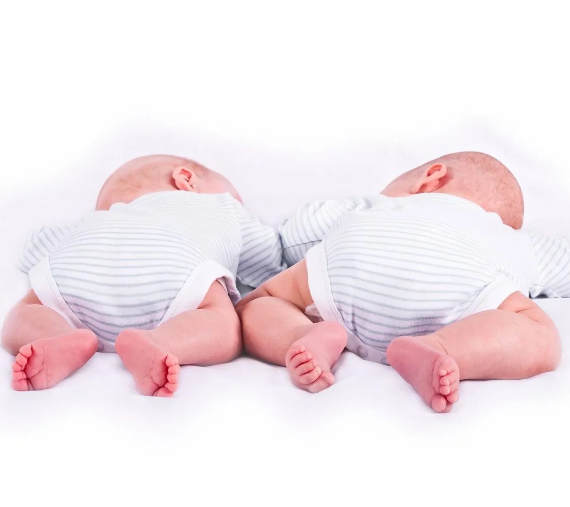 Поздравляю с рождением двойняшек мальчиков. С рождением двойняшек. С новорожденными двойняшками. С рождением малышей двойни. С рождением близнецов мальчиков.