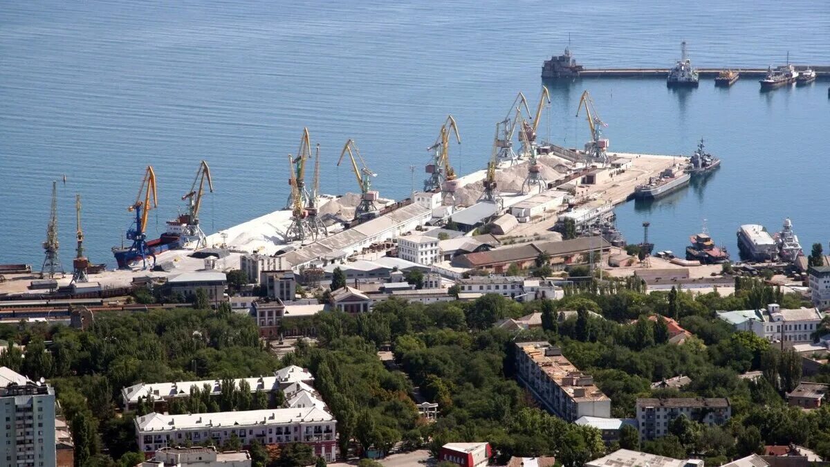 Город военно морской порт. Морпорт Феодосия. Феодосия город порт. Порт в Крыму Феодосия.