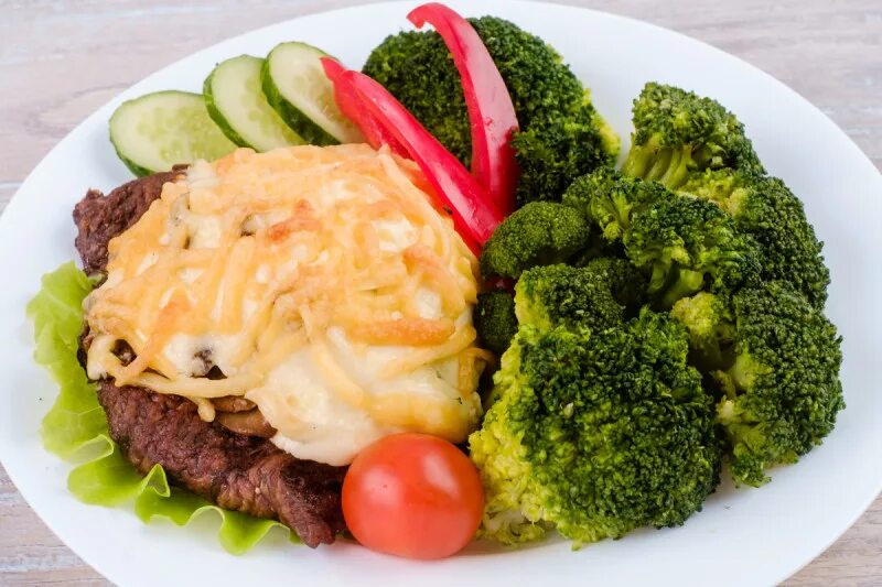 Корейка свиная в духовке с овощами. Гарнир к свинине. Национальное блюдо италии ризотто. Гарнир к мясу. Овощной гарнир.