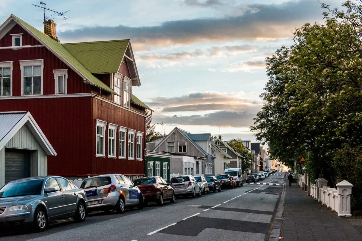 Island город. Рейкьявик Экогород. Рейкьявик столица Исландии. Исландия город Рейкьявик улицы. Рейкьявик дымная бухта.