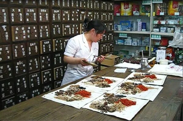Магазины народной медицине. Традиционная китайская аптека. Магазинчик трав. Народная аптека в китае. Тайская аптека.