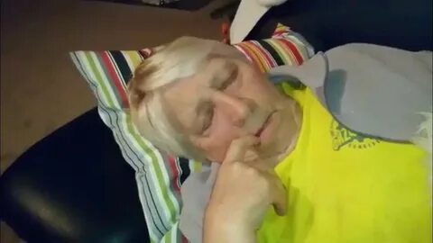 Внук спящую бабушку
