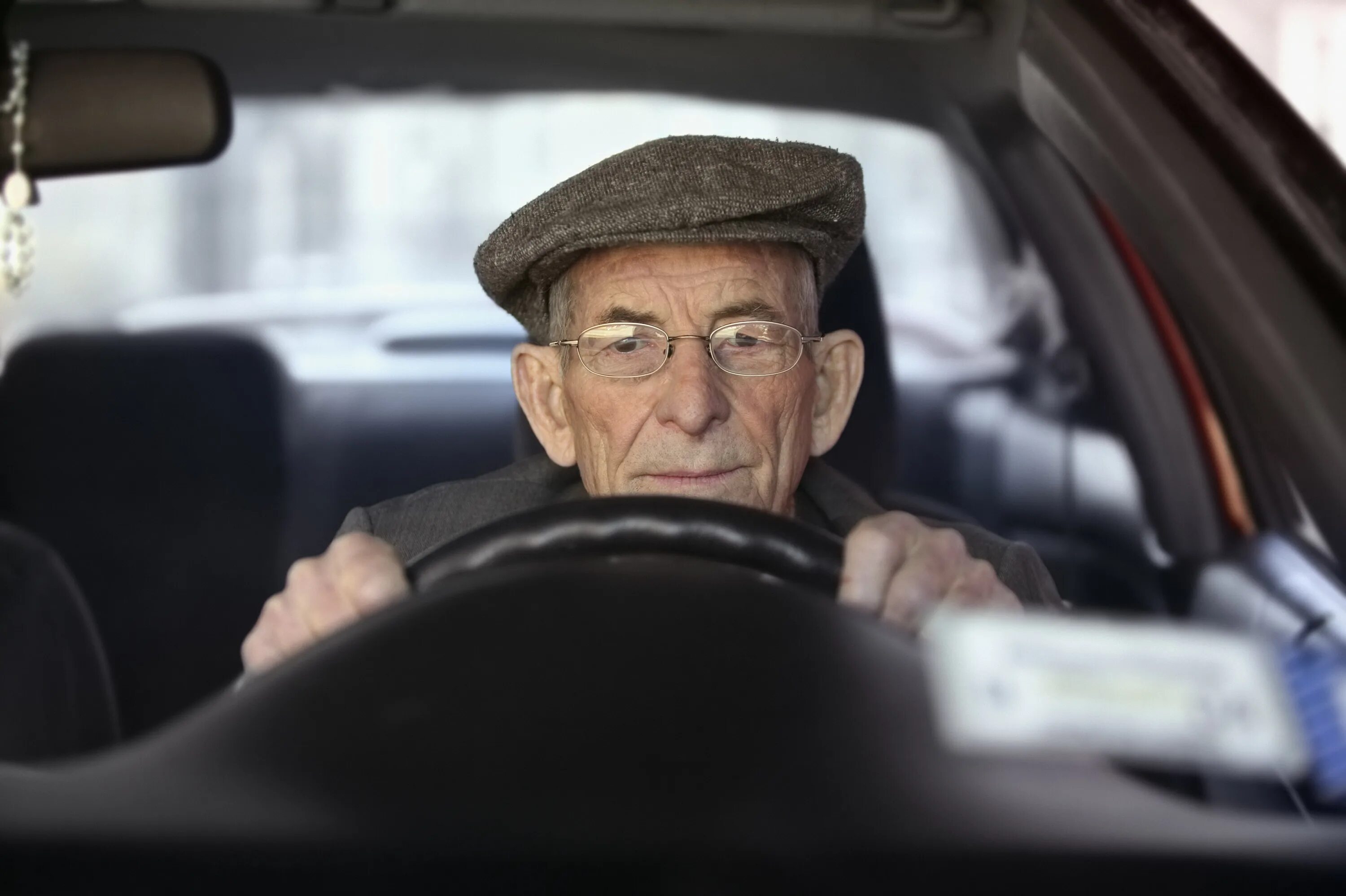 Старик за рулем. Машина Деда. Пенсионер за рулем. Пожилой таксист.