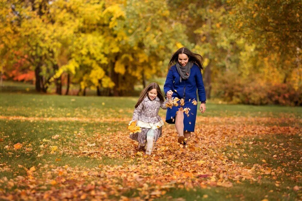 Мама и малыш осенью. Маа осенью в парке с детьми. Мама с ребенком осень. Прогулка в осеннем парке.