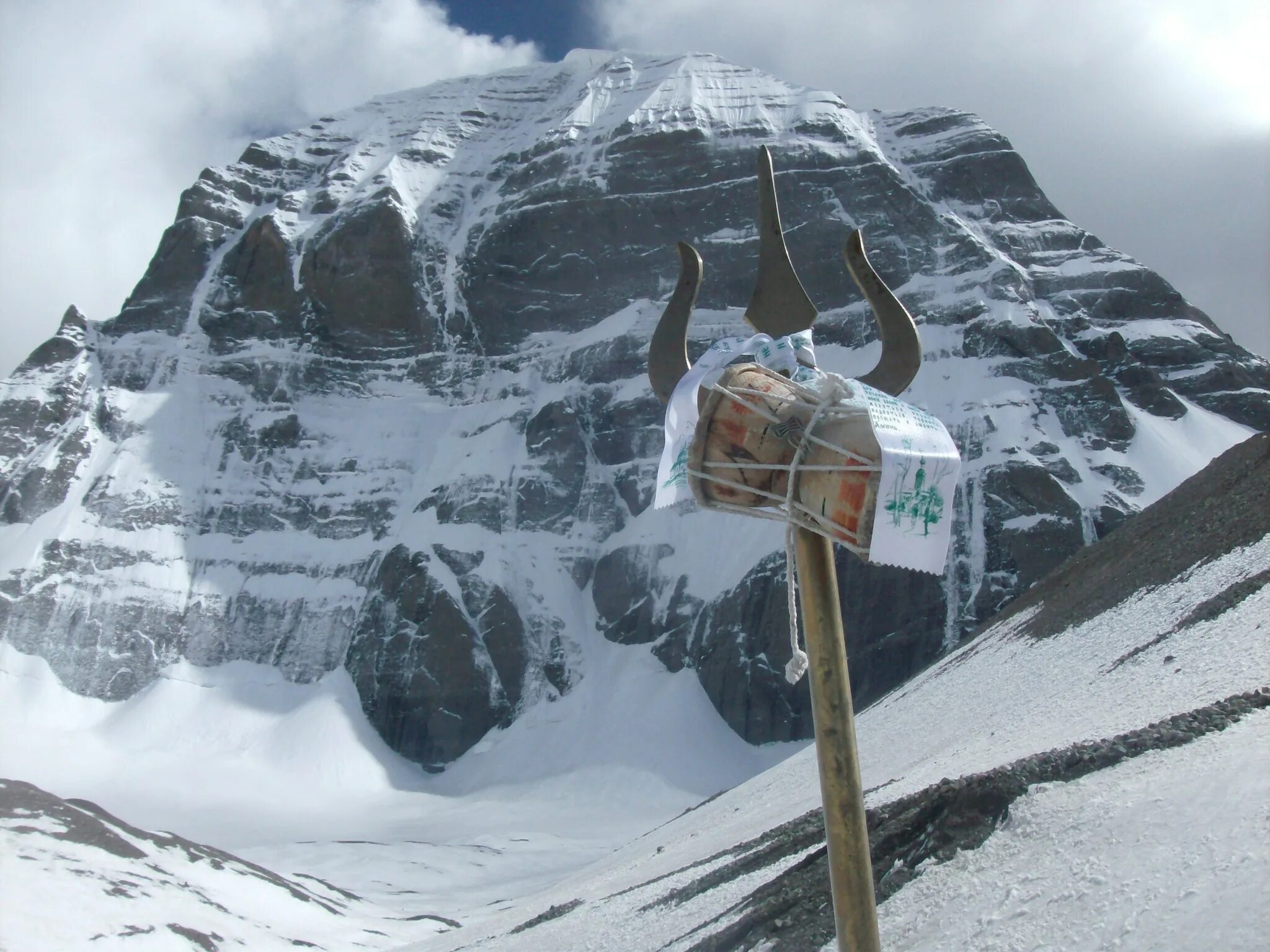 Гора шивы. Гора кайлас свастика. Гора кайлас высота 6666. Гора шивы. Тибет лхаса гора кайлас.
