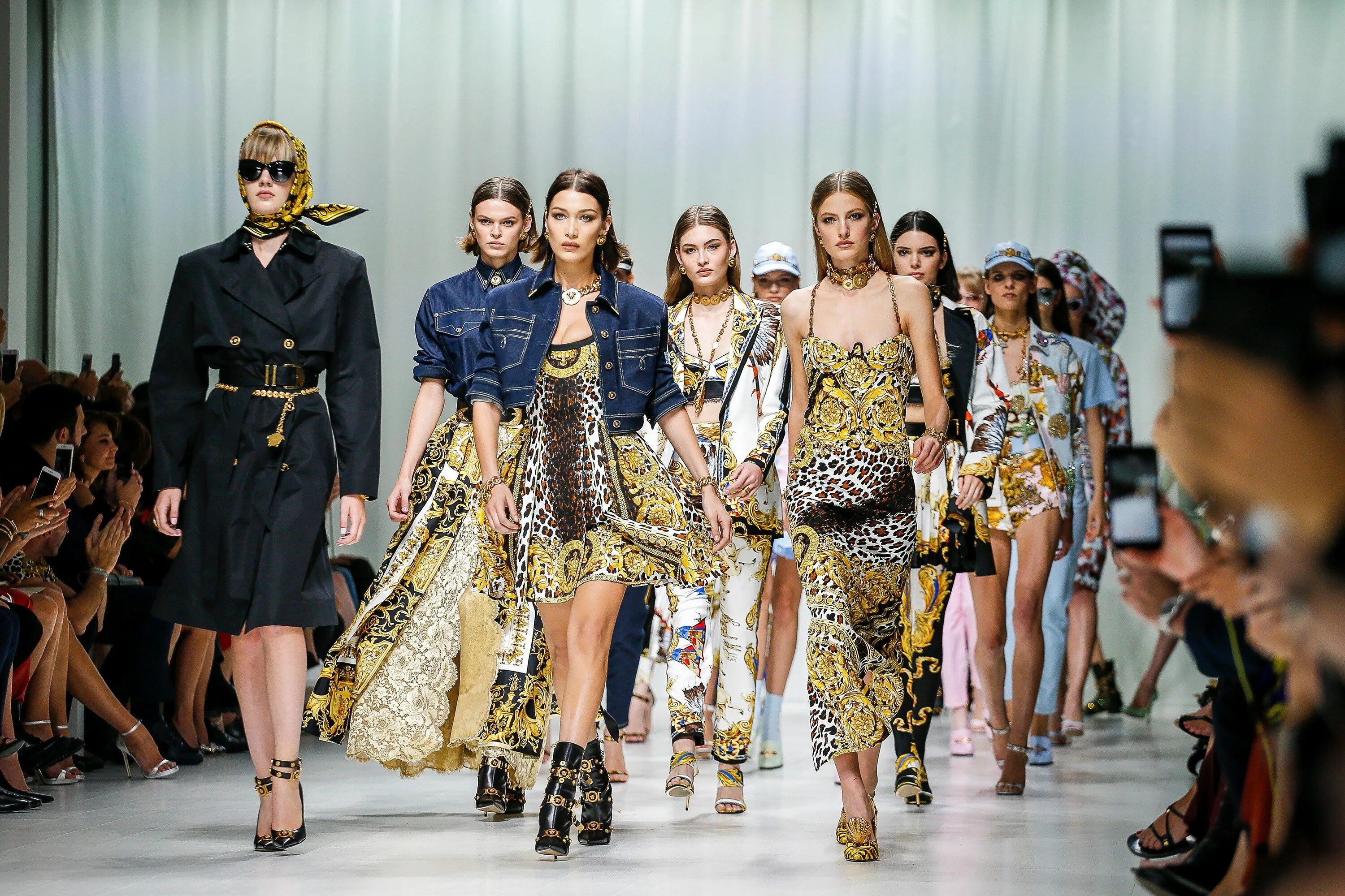 Версаче 2018. Версаче Вог 2022. Versace Fashion. Подиум лето