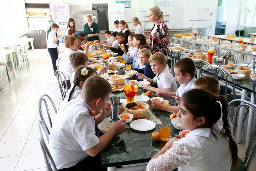 Питание в школе. Еда в школьной столовой. Школьная столовая с детьми. Горячее питание школьников. Горячее питания работа