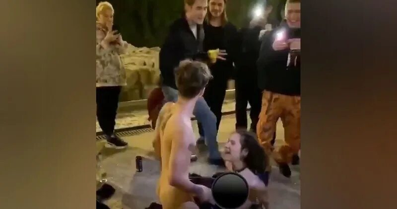 Красивые девушки сняли с себя одежду и спустился и грязный с парнем они только что встретились
