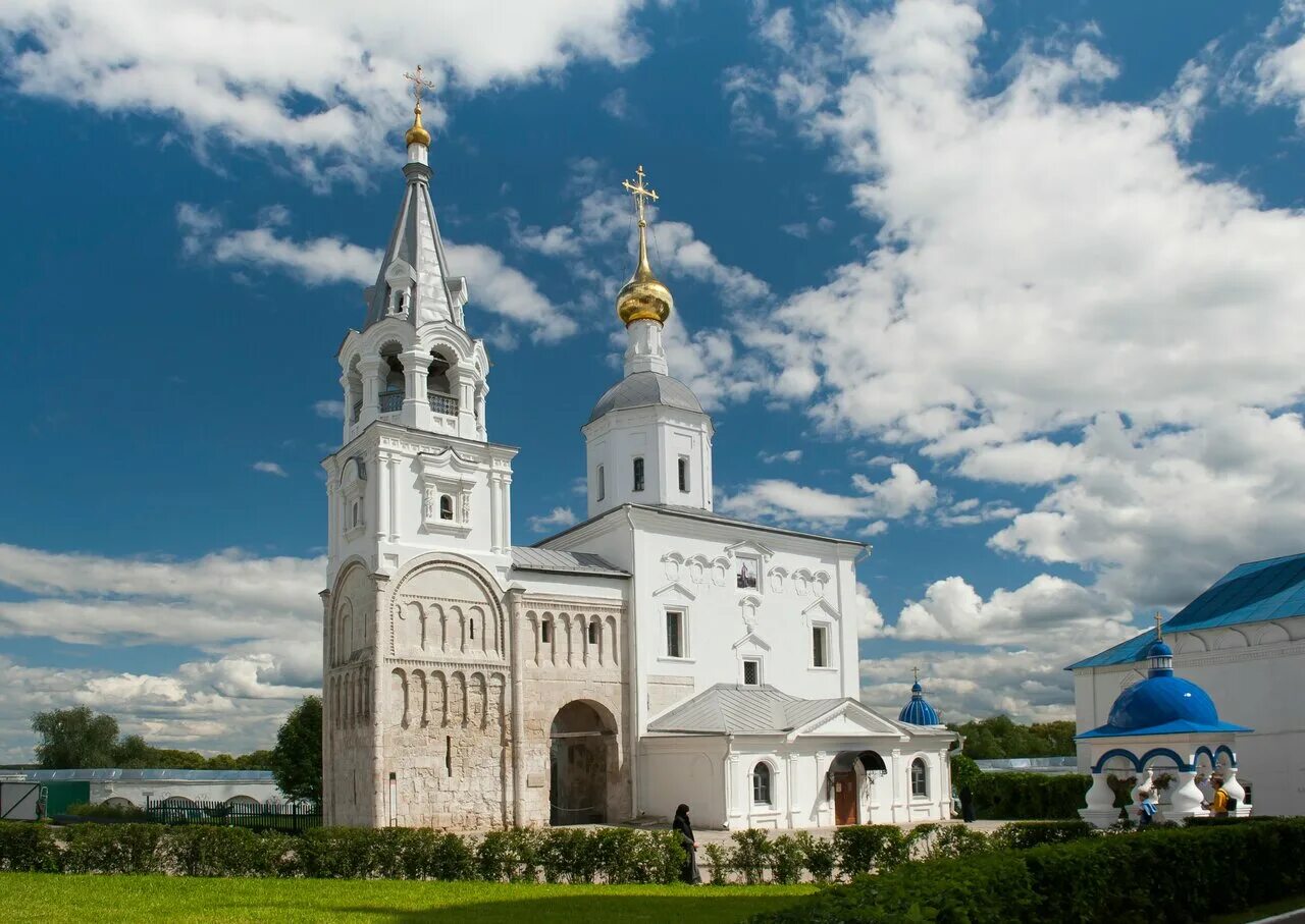 Церковь во имя пресвятой богородицы. Боголюбово дворец Андрея Боголюбского. Храм Рождества Богородицы бо. Резиденция Андрея Боголюбского в Боголюбово.