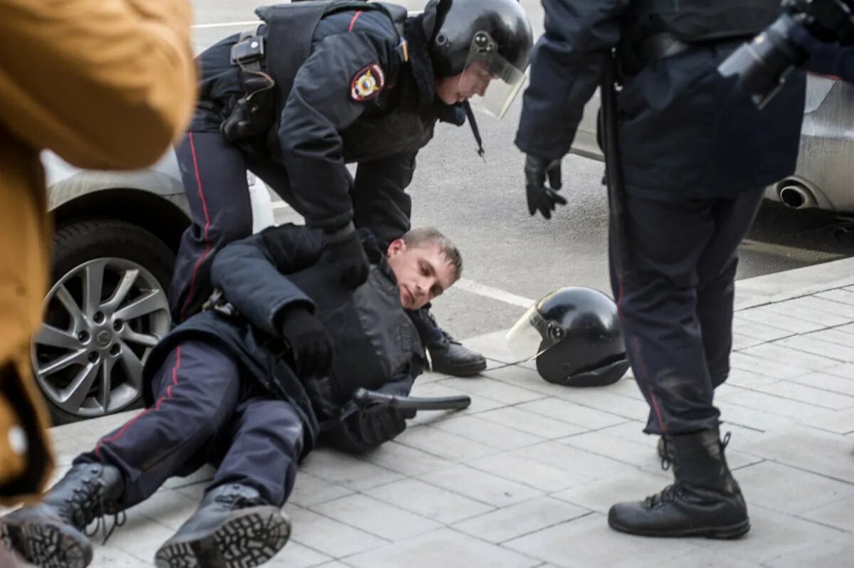 Фото убивающие словом. Нападение на сотрудника полиции.