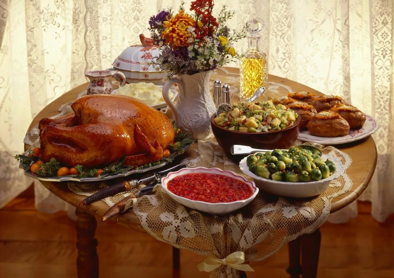 Стол с едой. Итальянский праздничный стол. Богатый стол. Богатый стол картинки. Красивый праздничный стол.