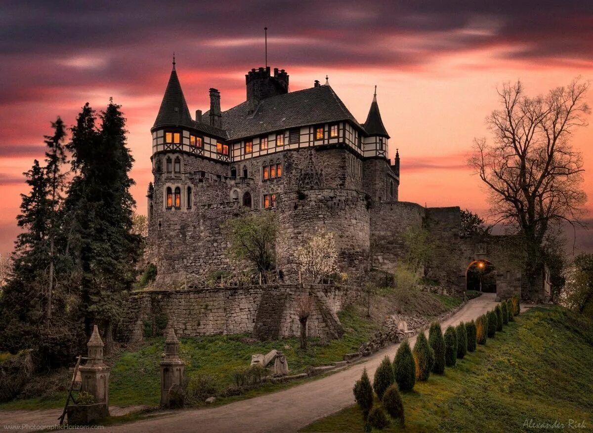 Известный средневековый замок. Замок Берлепш Германия. Средневековые замки Германии. Замки Гессена. Замок Франкенштейна Гессен.