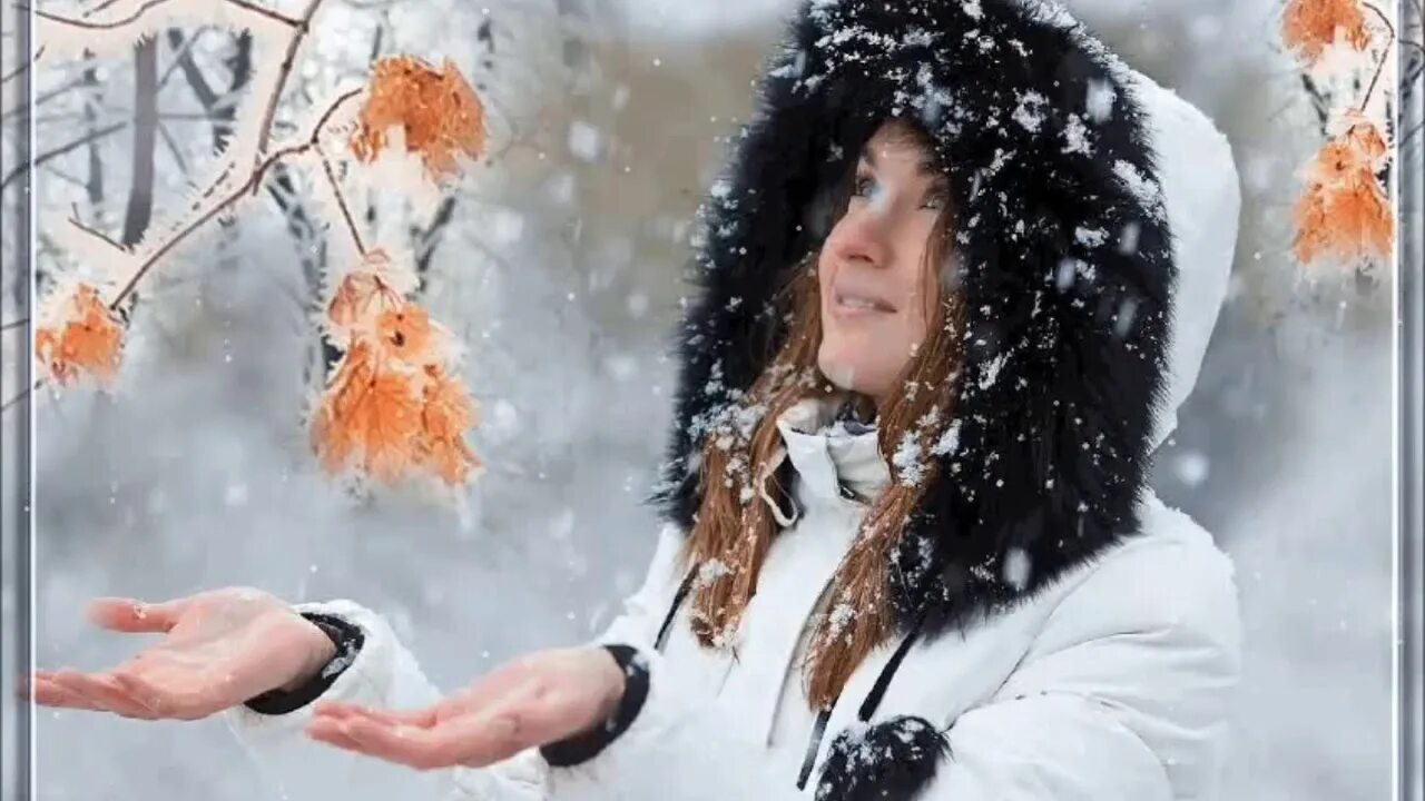 Падает снег на пляж и кружатся листья. Снежинка на ладони.