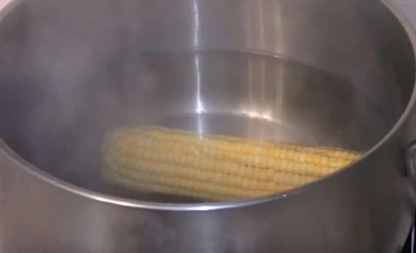 Варить початках в кастрюле. Быстрый способ варки кукурузы. Сколько варить кукурузу в початках в кастрюле. Кукуруза в початках вареная в вакуумной упаковке. Как варить замороженную кукурузу в кастрюле.
