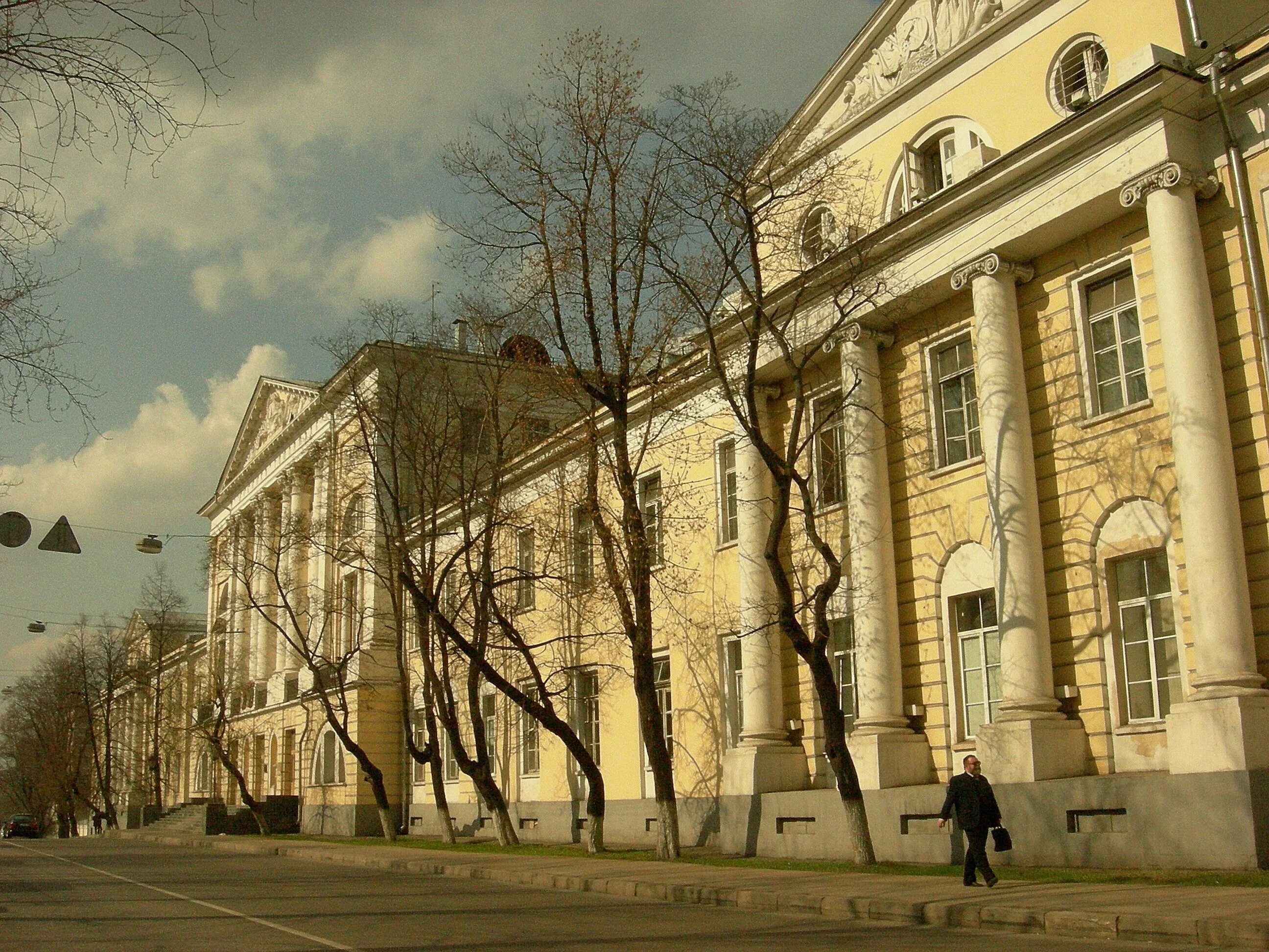 Военно клинический госпиталь москва. Московский военный госпиталь 1707. Лефортовский военный госпиталь. Лефортово военный госпиталь Бурденко. Первый военный госпиталь в Москве 1707.