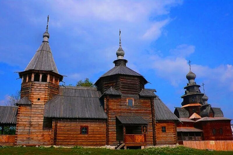 Достопримечательности суздаля фото с названиями. Музей деревянного зодчества в Суздале. Суздаль золотое кольцо России музей деревянного зодчества. Суздаль музей деревянного зодчества храм Преображения. Суздаль Жемчужина древнерусского зодчества.