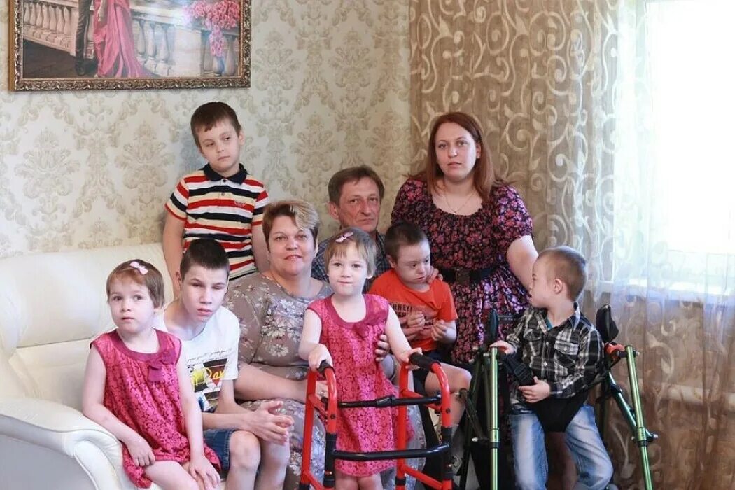 Многодетная семья с инвалидом. Семья с ребенком инвалидом. Семья с приемными детьми. Многодетная семья с ребенком инвалидом. Мать для сироты 2023