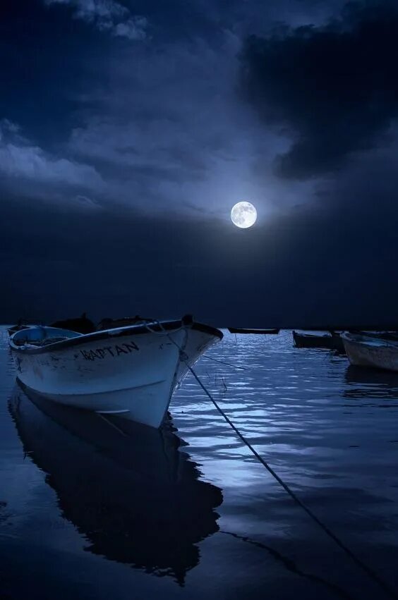 Огни святого эльма на человеке. Одинокая лодка. Огни святого эльма на корабле. Двое в лодке. Лодка в море.