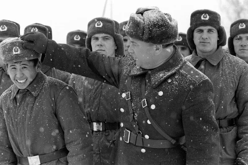 Советские войска в 70. Советские войска в 70. Советские солдаты в праге 1968. Солдат советской армии. Советские войска в 70.