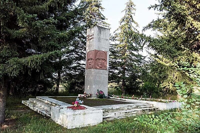 Погода анисимово тальменский район алтайский. Выползово Алтайский край. Выползово Алтайский край Тальменский район. Выползово мемориал. Михайловский район Алтайский край памятники воинам-землякам.