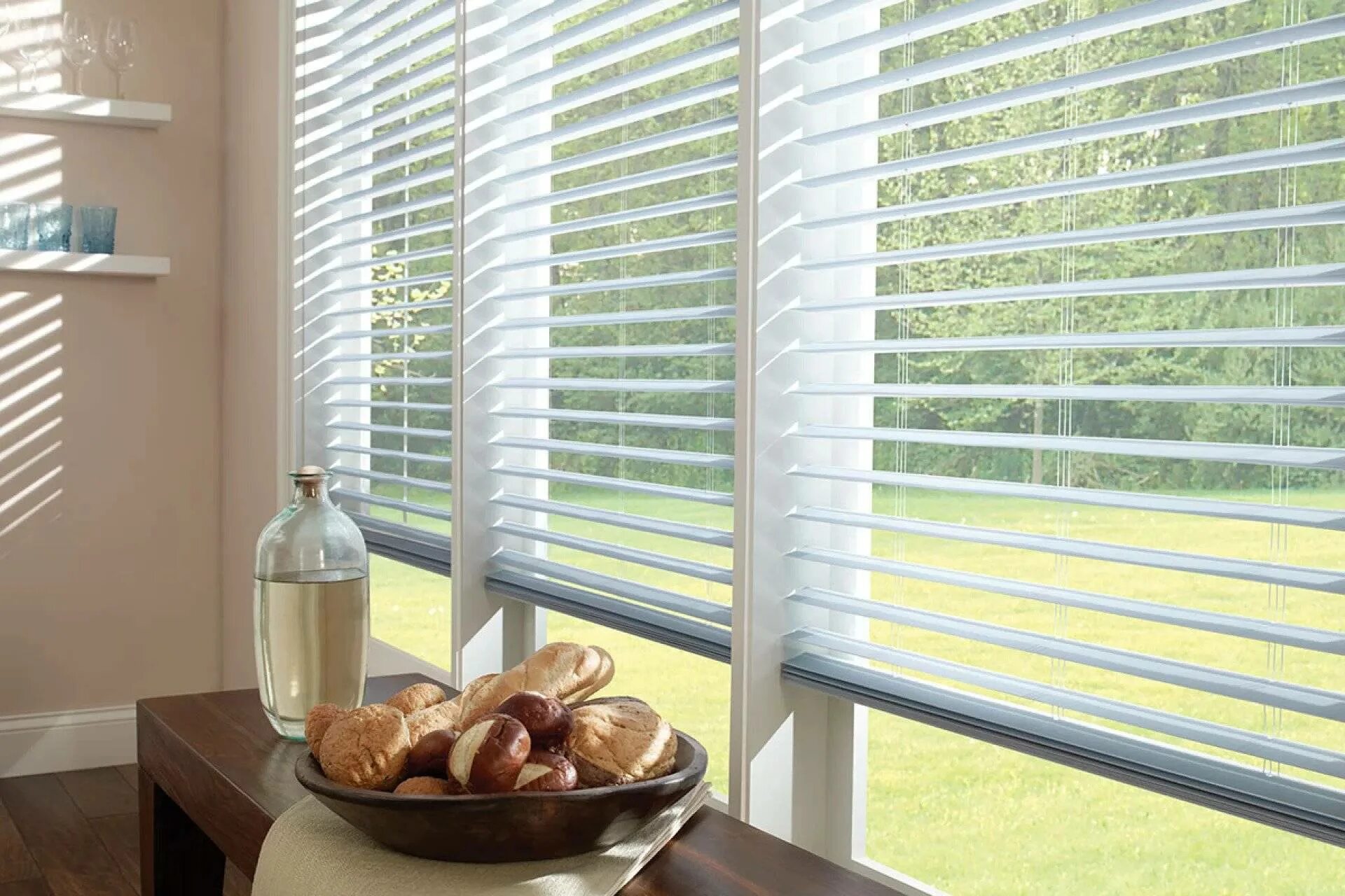 Жалюзи черпать. Hunter douglas жалюзи плиссе. Жалюзи черпать. Горизонтальные жалюзи с цепочным механизмом. Черные жалюзи.