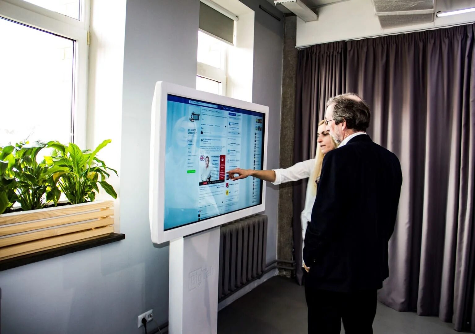 Робик интерактивная панель. Интерактивное оборудование. Интерактивная сенсорная панель inl65s 65”. Интерактивная сенсорная панель престиж 65 uhd 4k. Интерактивная панель встроенная.