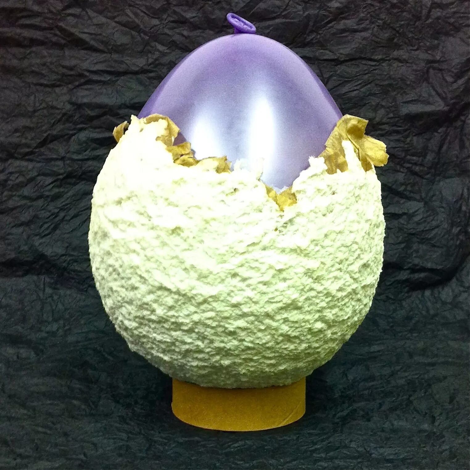 Как сделать яйцо из папье маше. Ваза в виде яйца. Вазы из гипса и воздушного шара. Папье маше ваза. Ваза из воздушного шарика папье маше.
