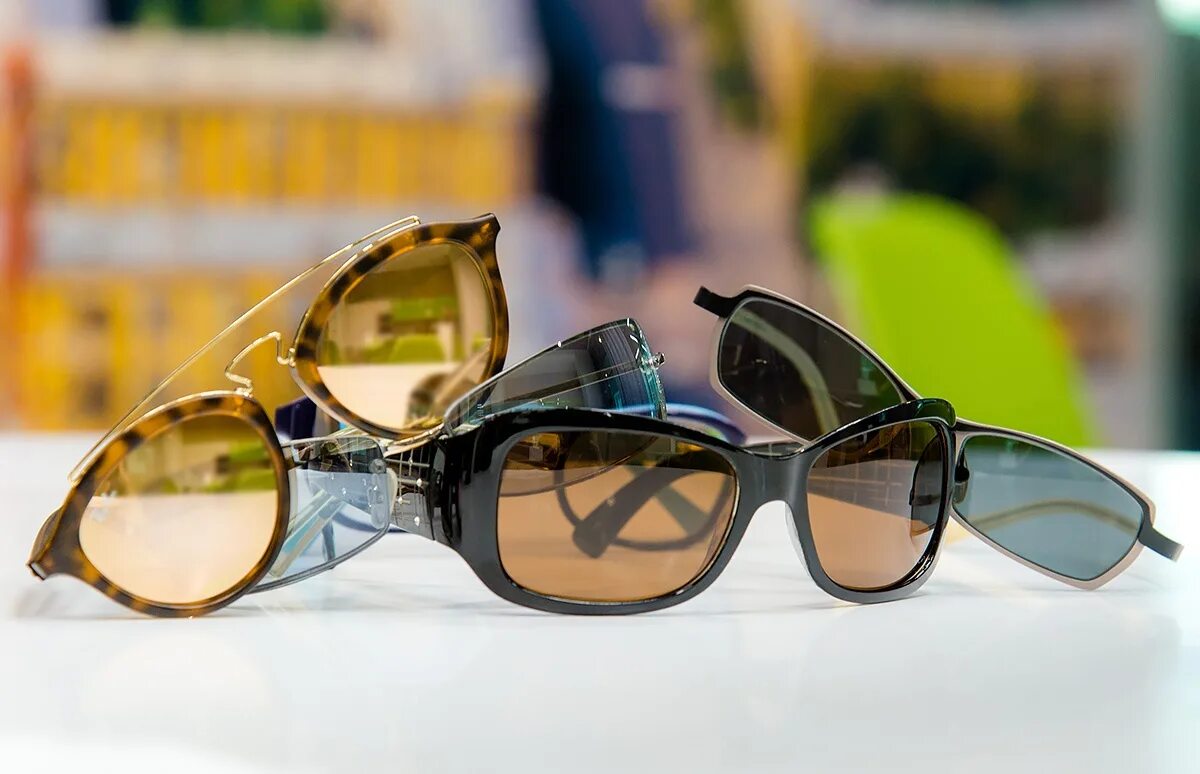 Солнцезащитные очки. Очки от солнца. Брендовые очки солнцезащитные. Противосолнечные очки.