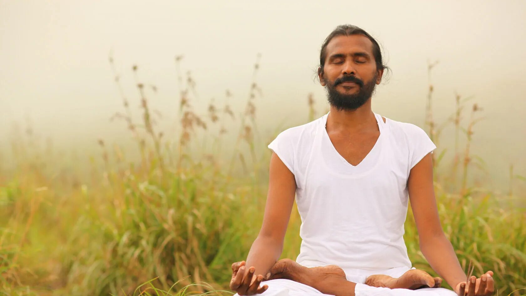 Йоги сиддхи. Индийские йоги. Йога индус. Индус медитирует.