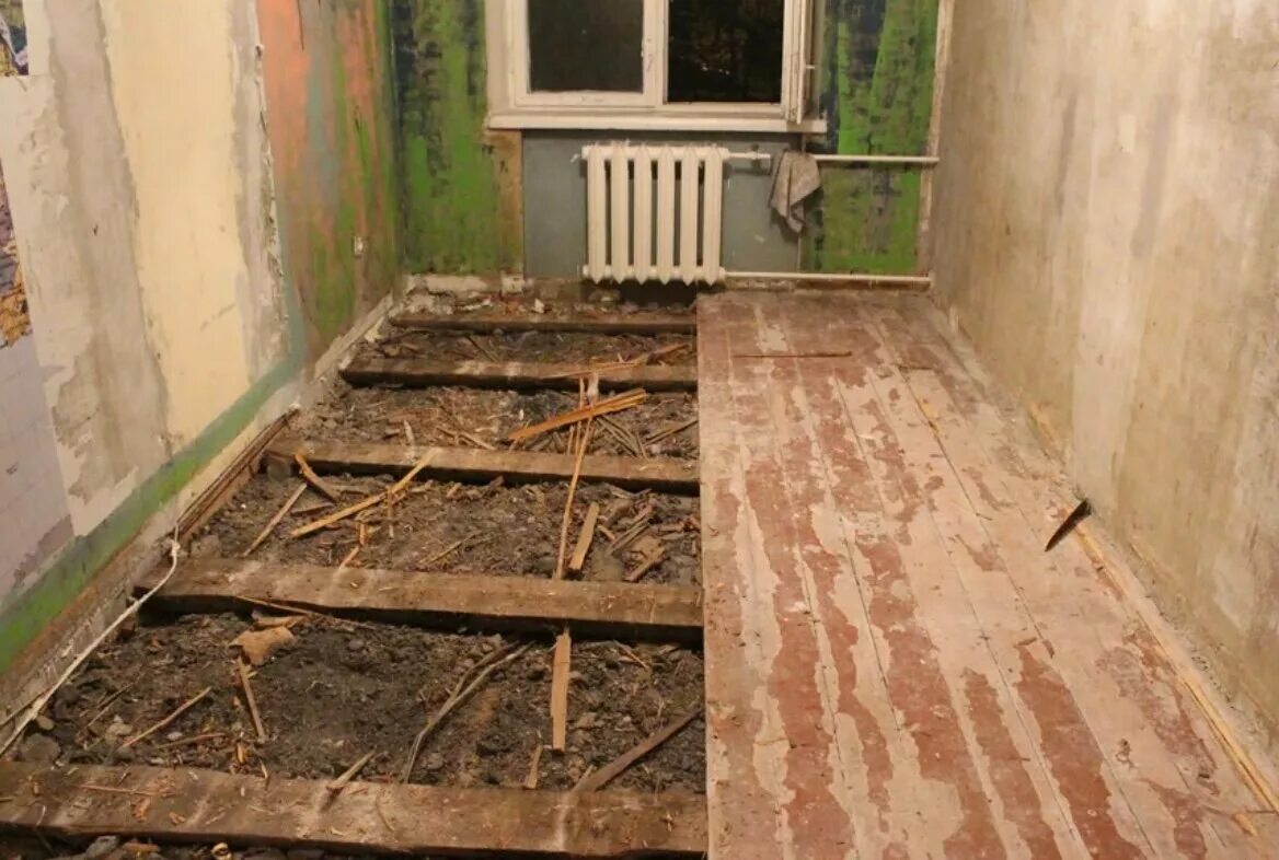 Как выглядит пол 5. Деревянный пол в хрущевке. деревянные полы в хрущевках. демонтаж деревянного пола в хрущевке. деревянные перекрытия в хрущевках.