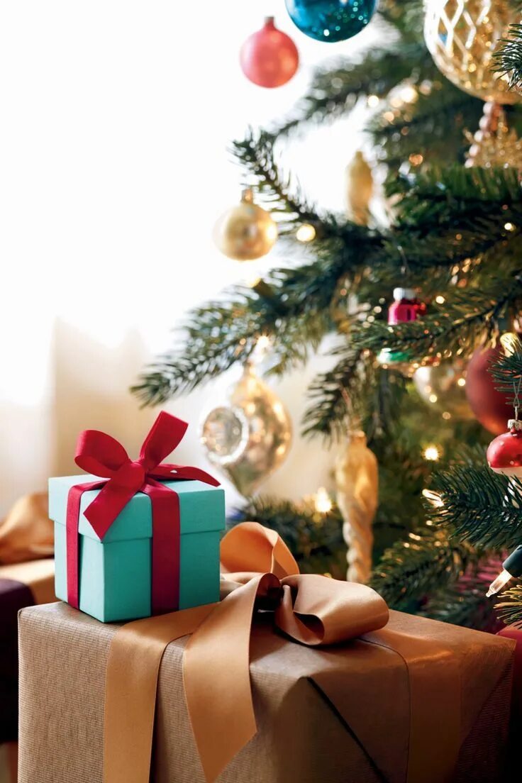 Presents post. Подарки под ёлкой. Новогодняя елка с подарками. Подарок на новый год с елкой. Рождественские подарки.