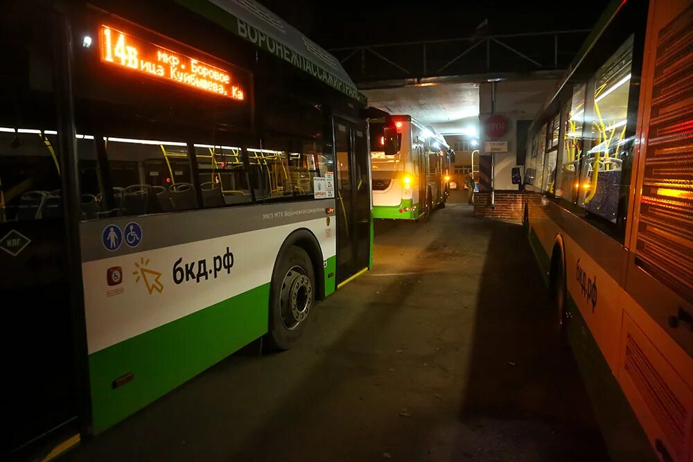Автобус 14в воронеж. Велик в автобусе. Велосипед в маршрутке. Провоз велосипеда в автобусе. Самый большой автобус.