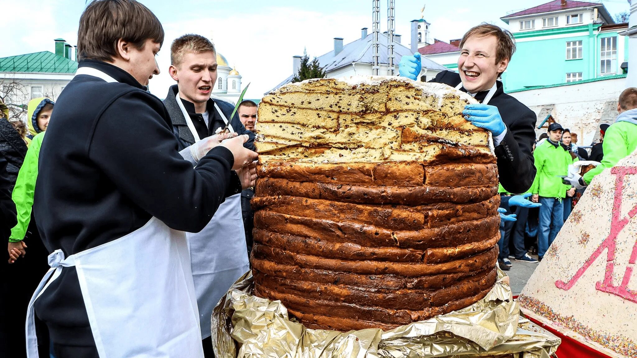 Пасха 30 апреля. Огромный кулич. Смешные куличи на Пасху. Огромный кулич смешоное. Смешной кулич.