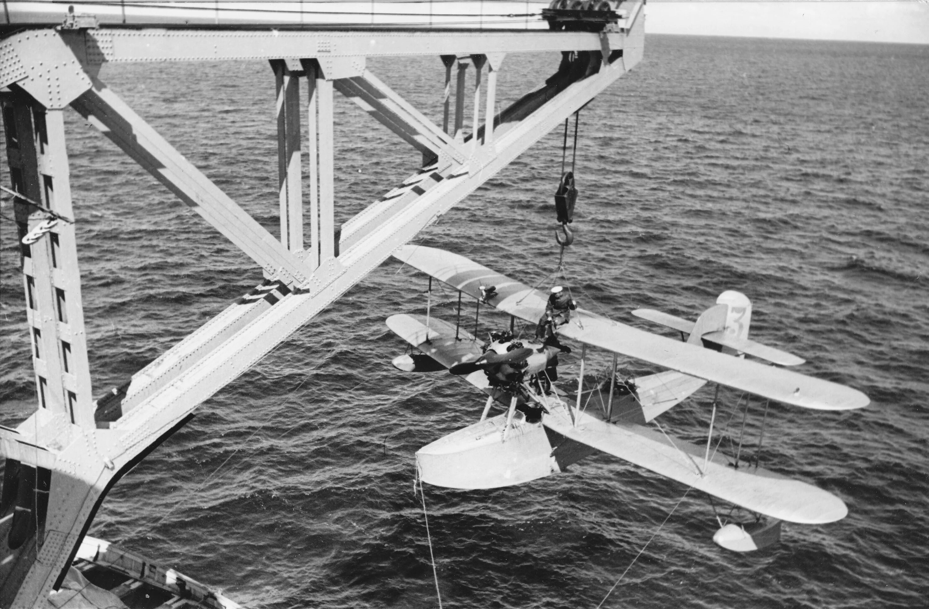 Самолет "летающая лодка" Boeing 314 Clipper. Линейный корабль Октябрьская революция. Гидросамолет на линкоре. Гидросамолет корректировщик линкора. Лк самолет