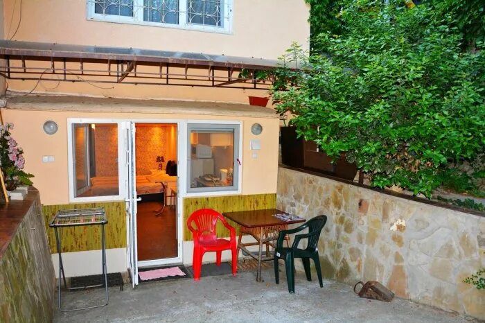 Ялта дом у моря. Ялта 12 этаж вид на море. Гостевой дом с бассейном. Ялта жилье у моря недорого. Большая ялта симеиз.